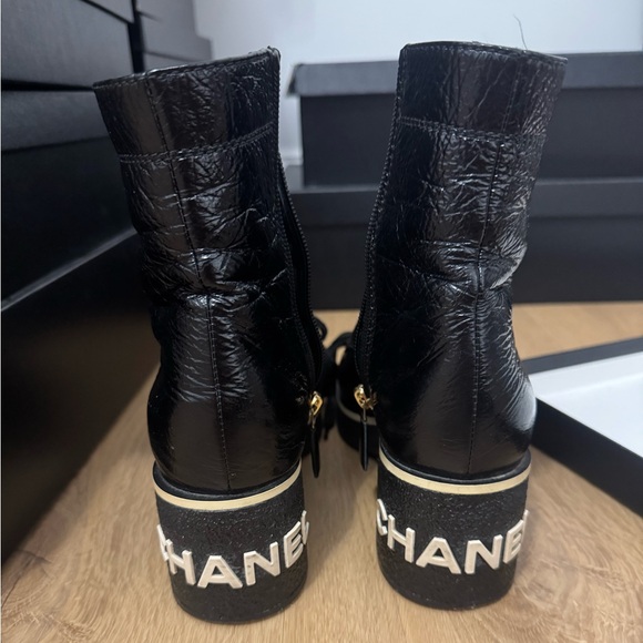 CHANEL Shiny Crumpled Lambskin boots - Picture 8 of 8